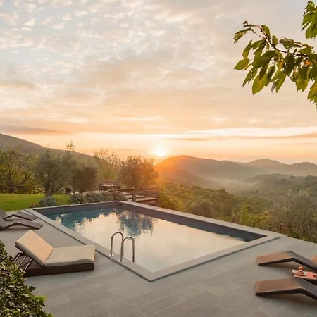 Sleeps 8 Pool Wifi Willa