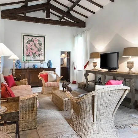 Villa Sleeps 8 Pool Wifi